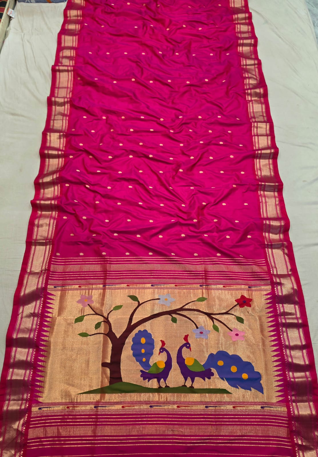 *Yeola Paithani*
Pure Silk 
Fancy pallu 
💯 Handwoven 
Silkmark Certified 
Shoulder Buttis 
Quality Weaving 👌🏼 
With Running Blouse 
