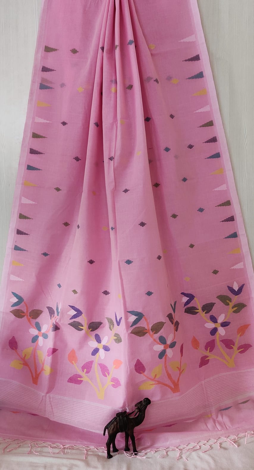 Very exclusive,Beautiful 100 Count pure 
Cotton by Cotton Hand Spoon jamdani 
with temple border with very 
elegant jamdani motif pallu
Without bp