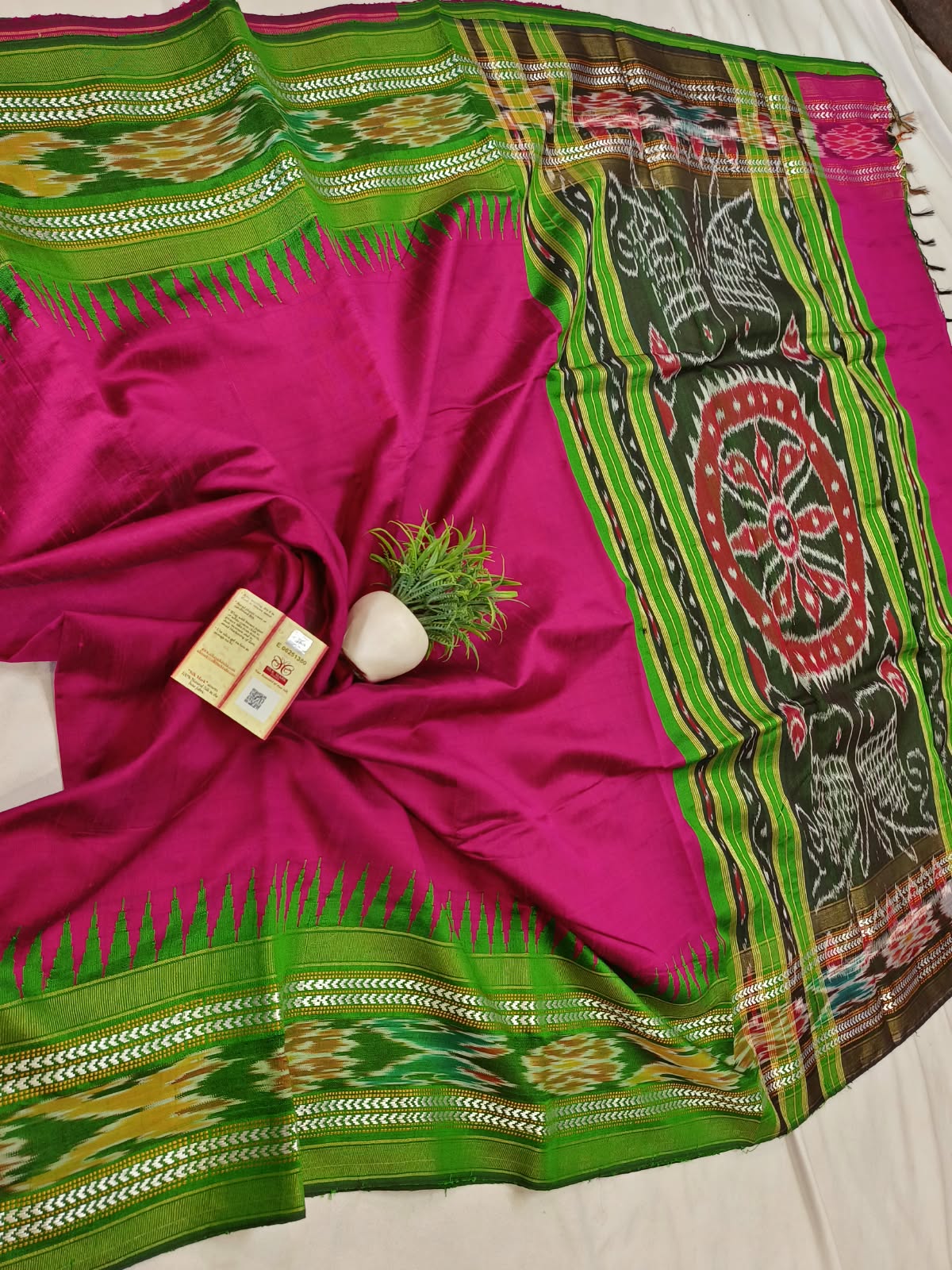 *Pure raw silk handloom Ikkat and vidarbha temple border saree with contrast blouse*
Pure raw silk saree
Silk mark certified
Handloom made
Best quality