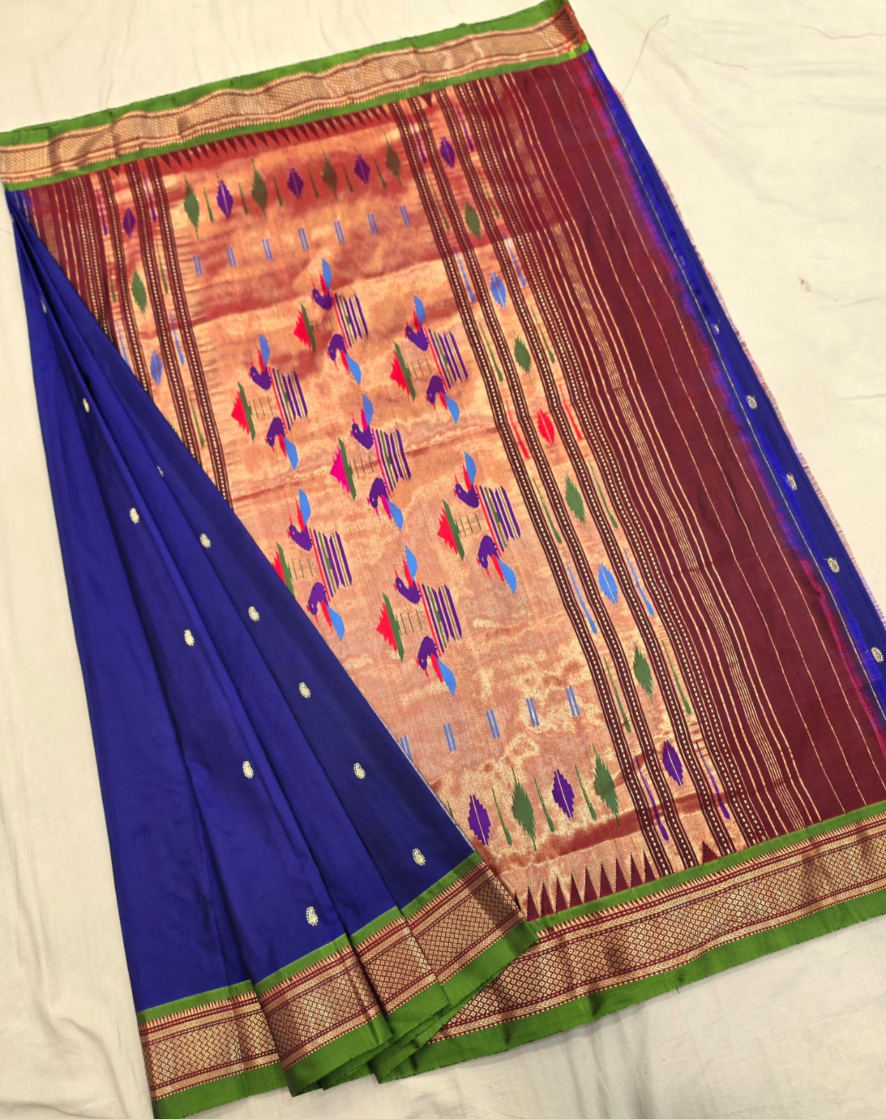 *Yeola Paithani*
Pure Silk 
Double Pallu 
💯 Handwoven 
Silkmark Certified 
Shoulder Buttis 
Quality Weaving 👌🏼 
With Running Blouse 