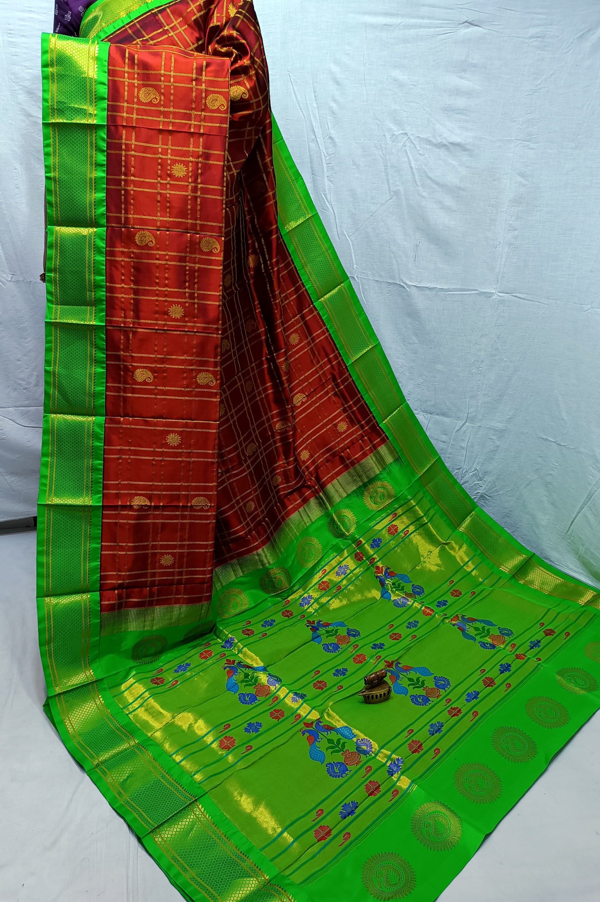 Swamini Maharani Kalanjali Paithani. 
Handmade Saree 
Pure  Silk  Material
Maharani  Pallu
All Over Butta 
Self Blouse.
Soft  Wear