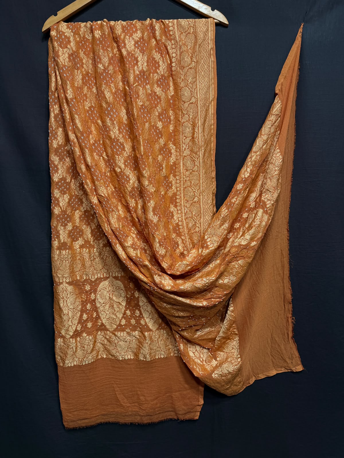 **Nim Zari Bandhej Dupatta**
- **Fabric:** handwoven Georgette
- **Design:** Beautiful Bandhej, Real Nimzari
- **Quality:** Best quality & colour 
- ** colour:** pastel & Dark
**Description:**
- **Length:** 2.50 meters, full length
- **Use:** Dress & Lehenga Choli Dupatta