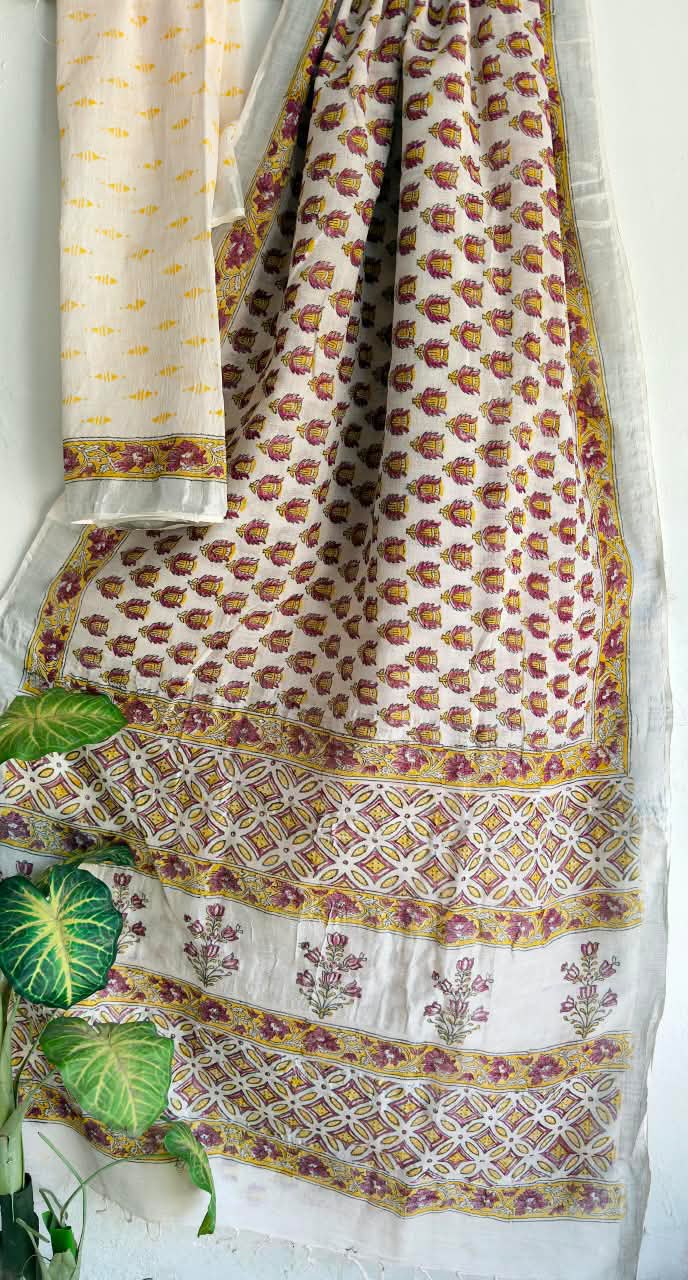 👌🏻Linen collection 👌🏻
.... *Hand* block printed linen saree with blouse.....
Size 6.5 with blouse
Natural dye n colour
 
Pure hand ( without screen print ) 
