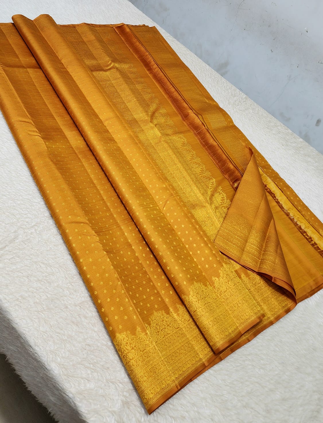 *100% PURE  KANCHIPURAM HANDWOVEN PREMIUM QUALITY 2G TURNING 10000 BUTTAS SILK SAREES*

*2 GRAM GOLD PURE ZARI WEAVING*
*SILK MARK CERTIFICATE ATTACHED*