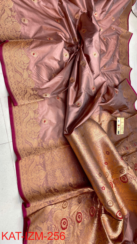 
Pure Handloom banarasi KATAN **Checks +Meenakari* SAREE
*KATAN Checks + Meenakari*
Silk Sarees with antique Jari 
*Rich Pallu
*  Blouse with Border
* Smooth & Soft Fabric