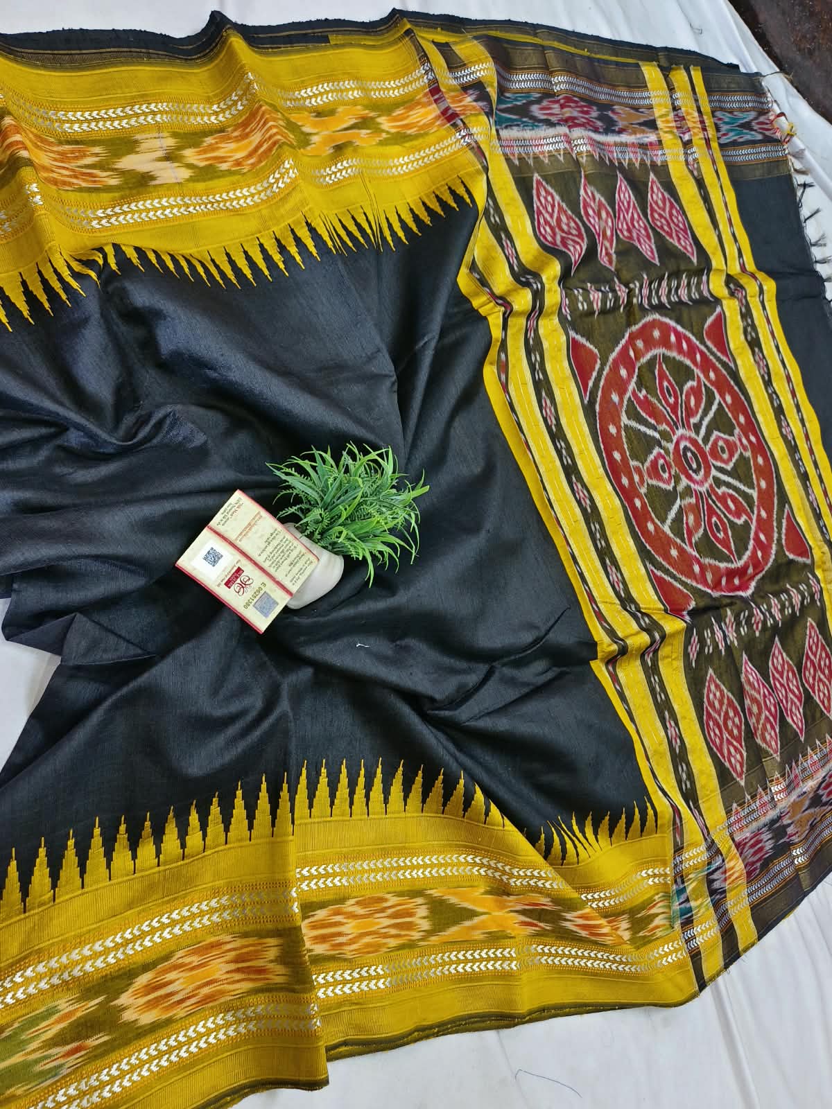 *Pure raw silk handloom Ikkat and vidarbha temple border saree with contrast blouse*
Pure raw silk saree
Silk mark certified
Handloom made
Best quality