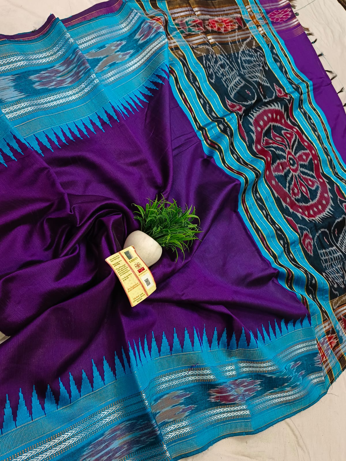 *Pure raw silk handloom Ikkat and vidarbha temple border saree with contrast blouse*
Pure raw silk saree
Silk mark certified
Handloom made
Best quality
Ready to despatch