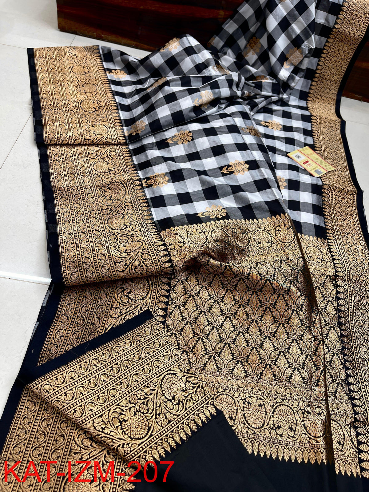 
Pure Handloom banarasi KATAN **Checks +Meenakari* SAREE
*KATAN Checks + Meenakari*
Silk Sarees with antique Jari 
*Rich Pallu
*  Blouse with Border
* Smooth & Soft Fabric