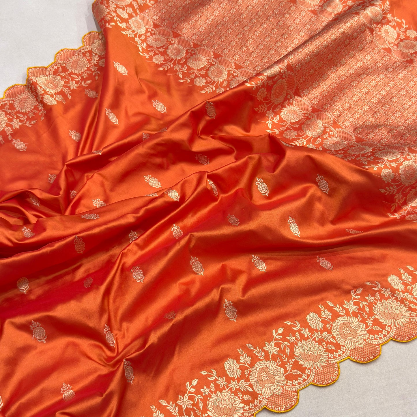 Naringi / katan silk banarasi with scallop borders
