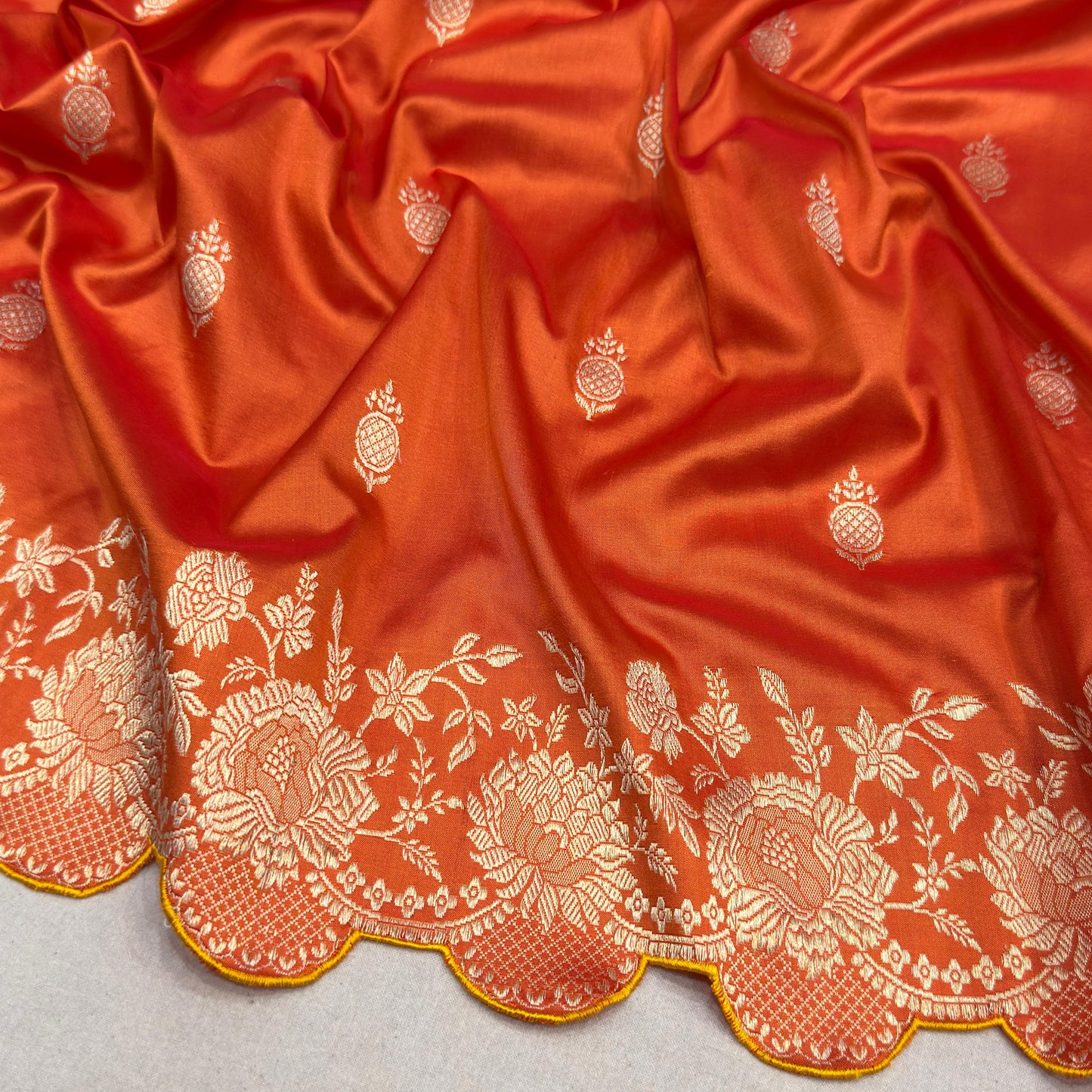 Naringi / katan silk banarasi with scallop borders