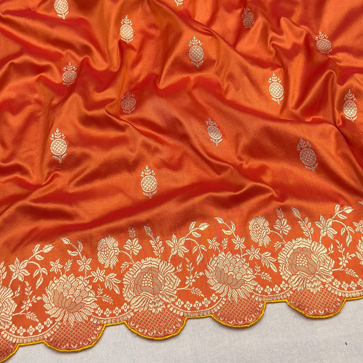 Naringi / katan silk banarasi with scallop borders