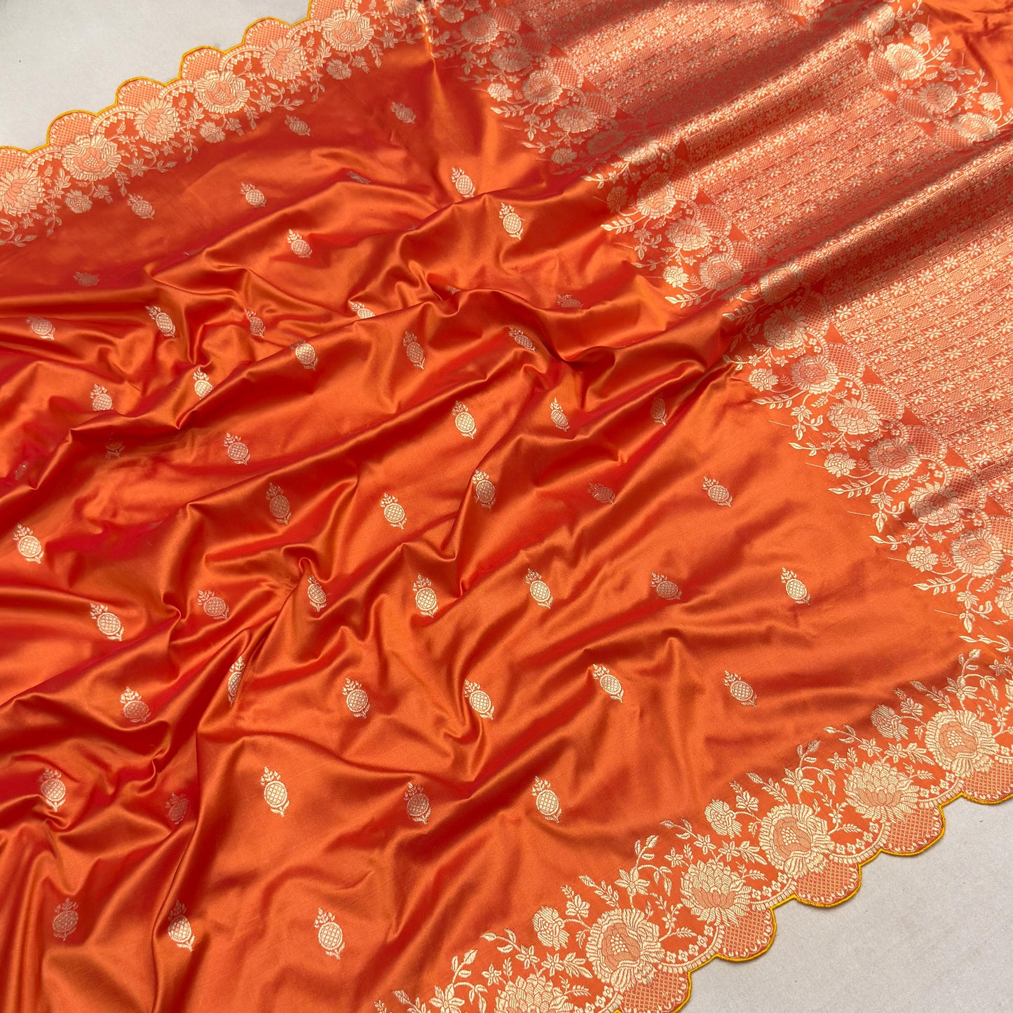 Naringi / katan silk banarasi with scallop borders